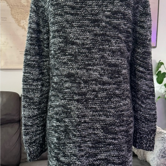 FOREVER 21 MID-THIGH LENGTH BLACK AND WHITE MARLED COZY POCKET HAVING CARDIGAN🖤 - Picture 3 of 6